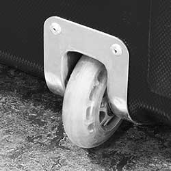 Den stängda boxen är lätt att transportera tack vare kraftiga hjul.