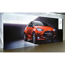 Två MaxLight 300 x 250 cm bildtar tillsammans en större ljusvägg.